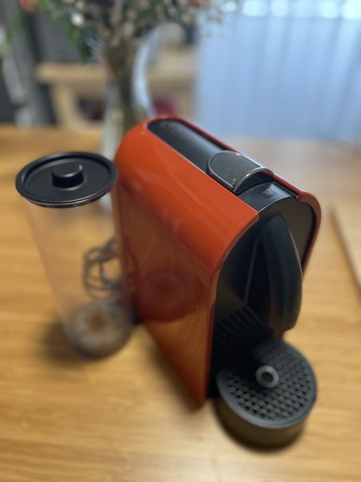 Máquina de café Nespresso – usada, a funcionar perfeitamente