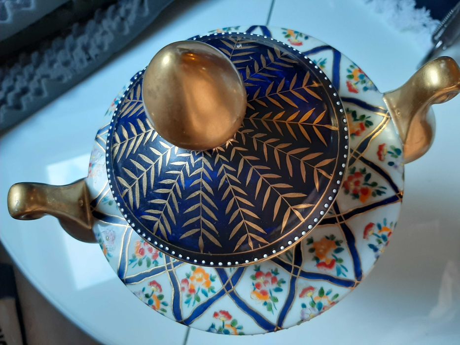 Peça decorativa com inscrição no fundo