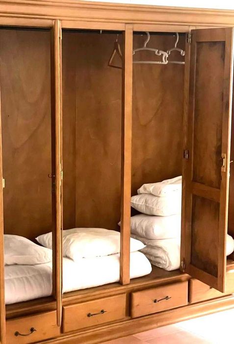 Roupeiro em madeira maciça, como novo altura 198X205X66 cm