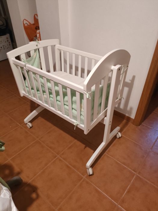 Berço branco com rodas e acessórios