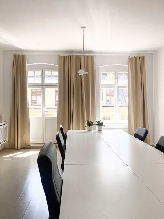 Biurka w coworkingu w centrum Katowic