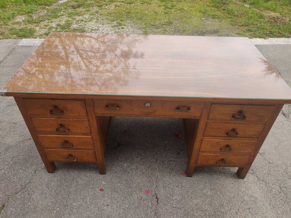 Secretária com tampo em vidro