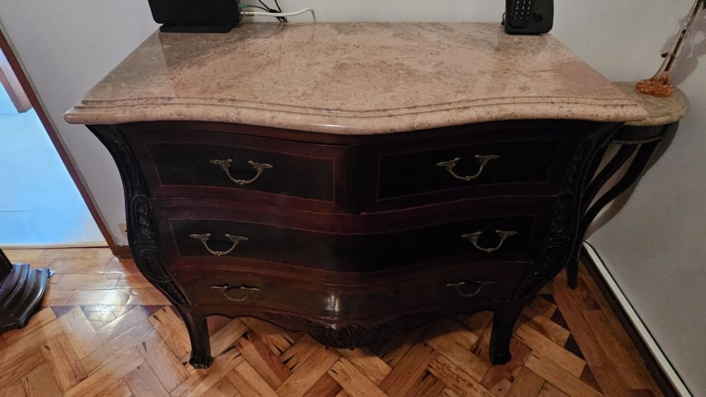 Cómoda Dona Maria Barriga em Mogno