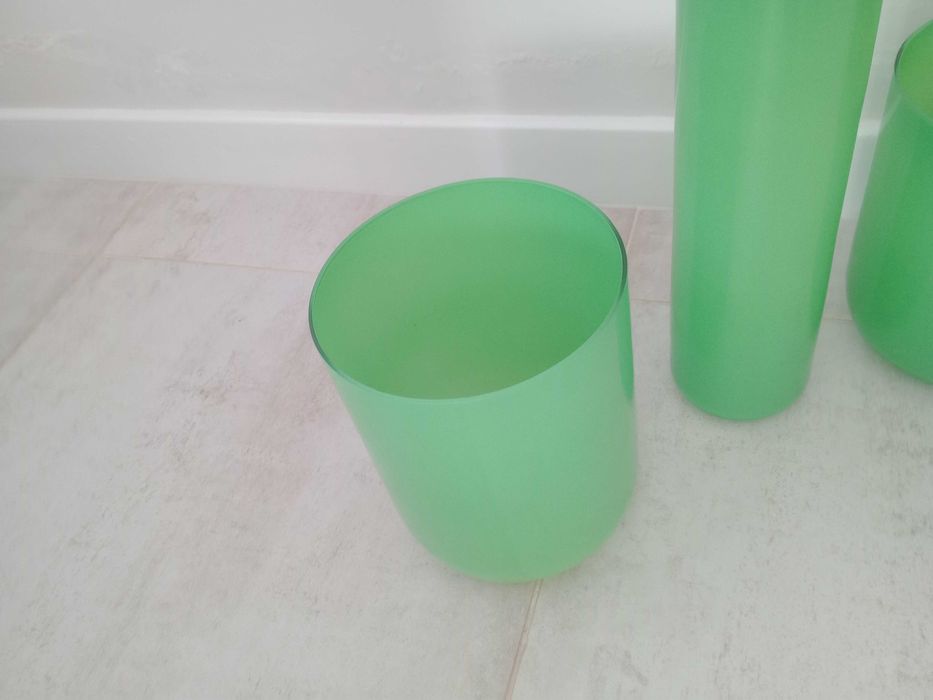 Dois vasos e um solitário alto