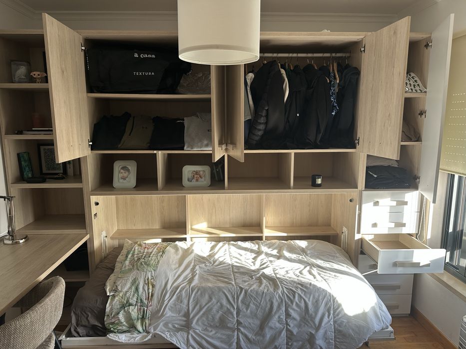 Móvel Multifuncional: Cama Desdobrável, Secretária, Armários e Gavetas