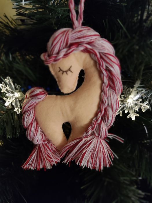 Чарівна новорічна іграшка у вигляді коня, виготовлена вручну з особлив