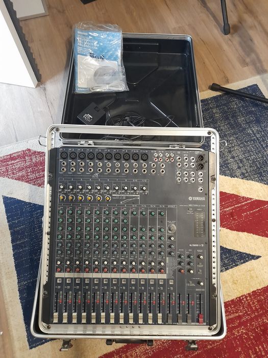 Mesa de som Yamaha MG166cx-usb + case