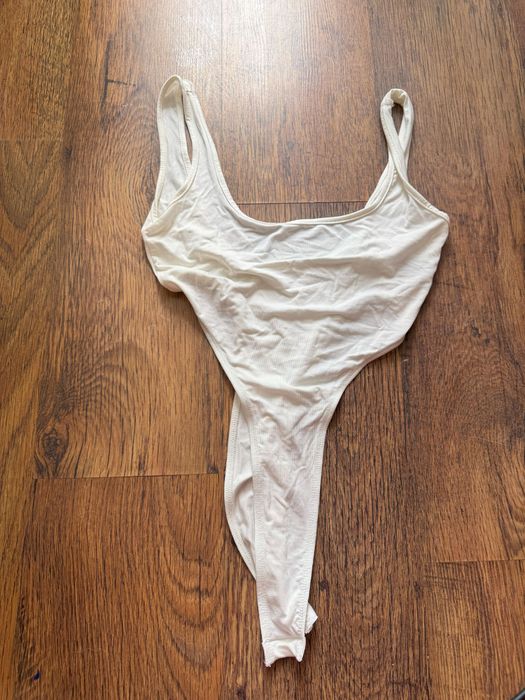 Białe body, wycięte, bez rękawów, na ramiączkach, S, 36