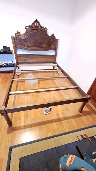 Cama, cómoda, mesinhas + colchão