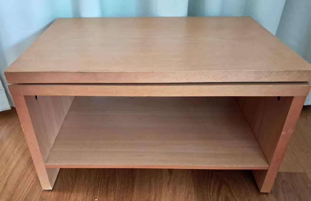 Móvel para TV, de madeira clara, com tampo superior giratório