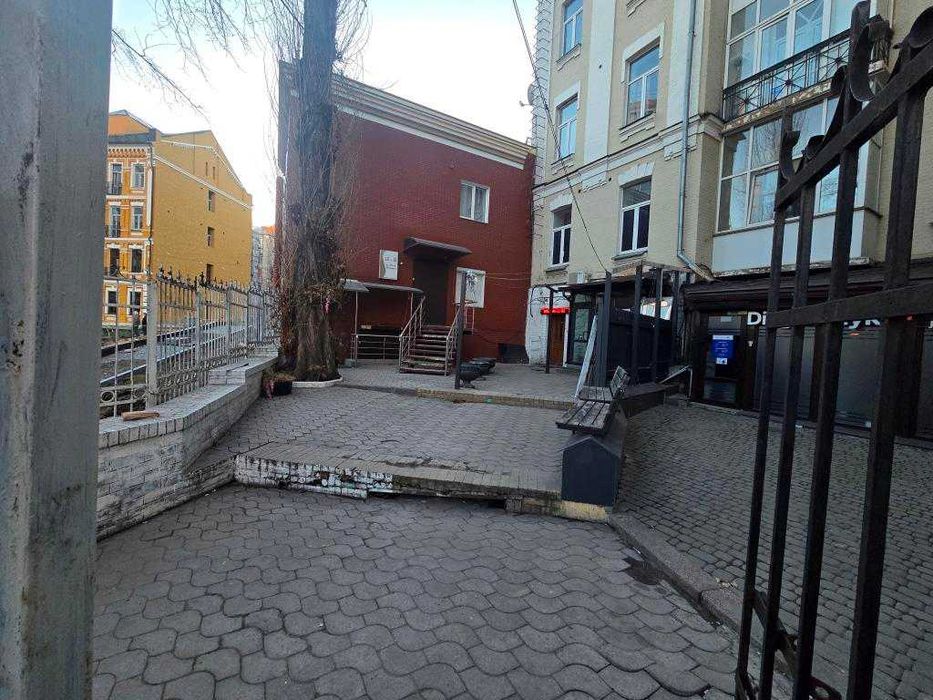 Дворец Спорта у входа — будет море народа!