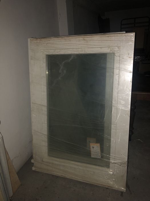 Janelas em Kambala Amarela - lacadas a branco