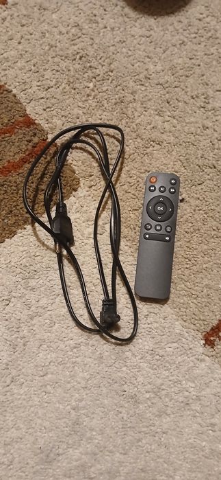 Projektor LCD z kablem zasilania i pilotem