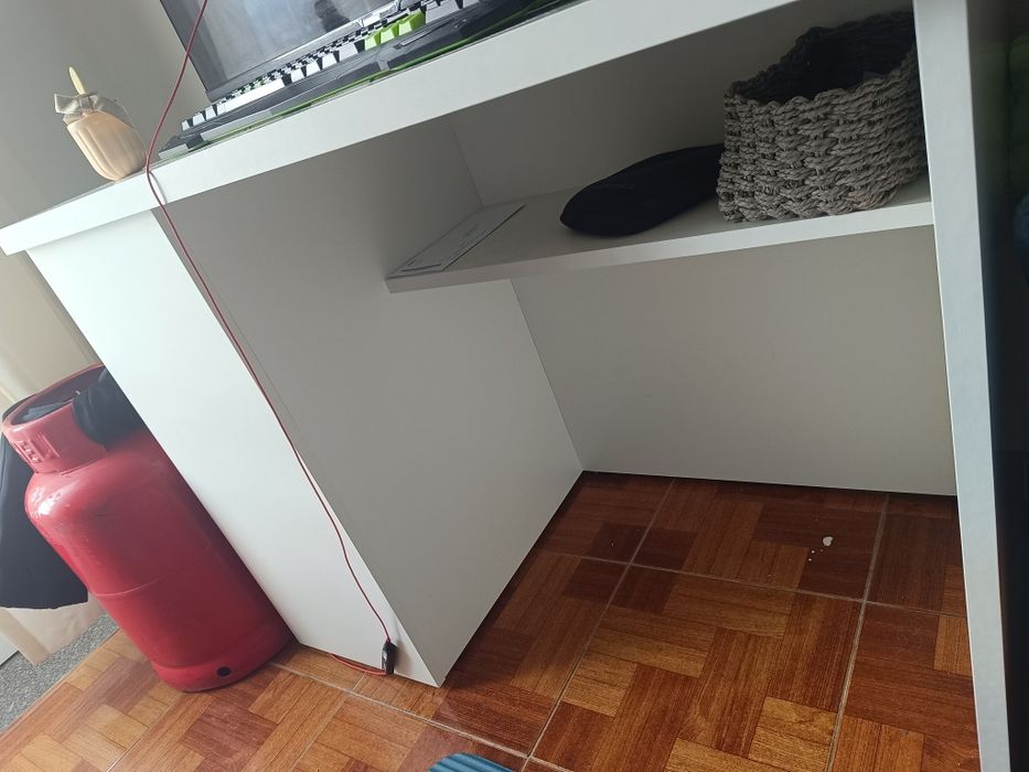 Secretaria com espaço e lado 50€ hoje
