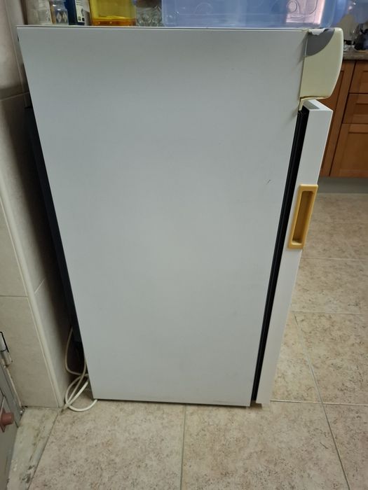 Frigorífico com 2 prateleiras