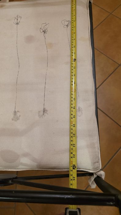 Banco com almofada em ferro