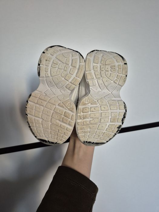 Білі дитячі кросівки