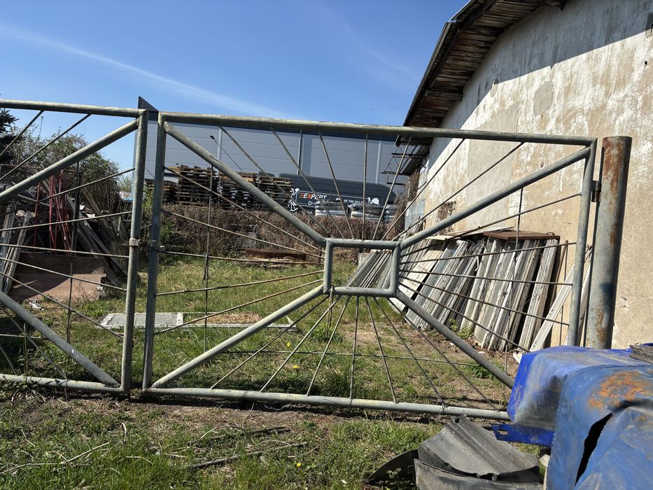 Duza solidna brama z słupkami