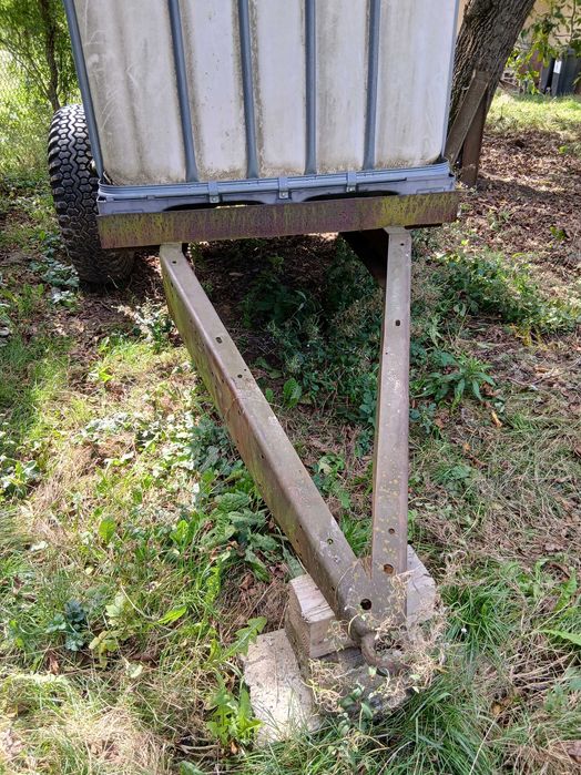 Zbiornikami mauser 1000l na solidnej ramie.