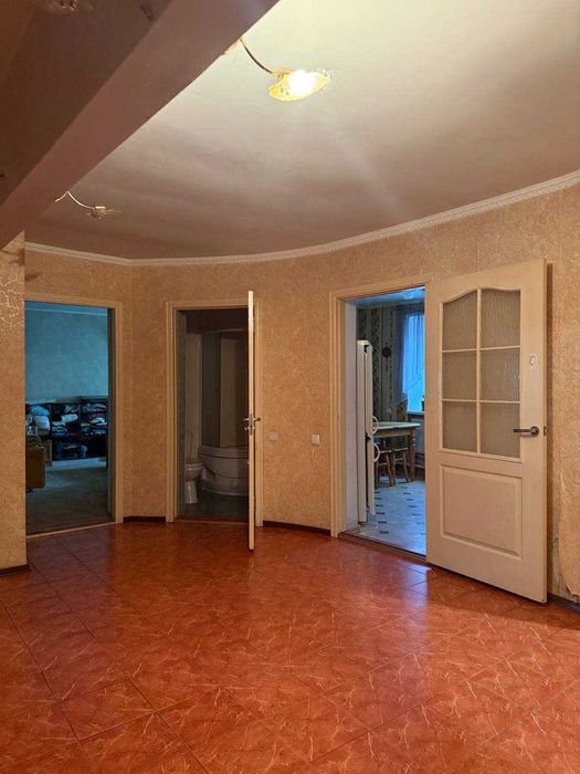 Продаж просторого будинку з ремонтом, автономією та гаражем у будівлі!