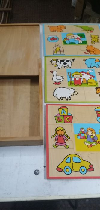 Três Puzzle infantil. Temas sobre animais e escola.