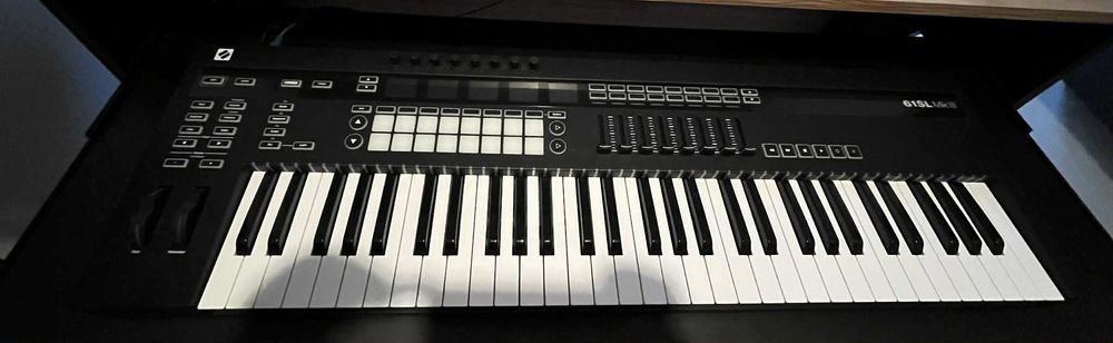 Klawiatura sterująca MIDI z sekwencerem Novation 61SL MKIII Masterkeyb