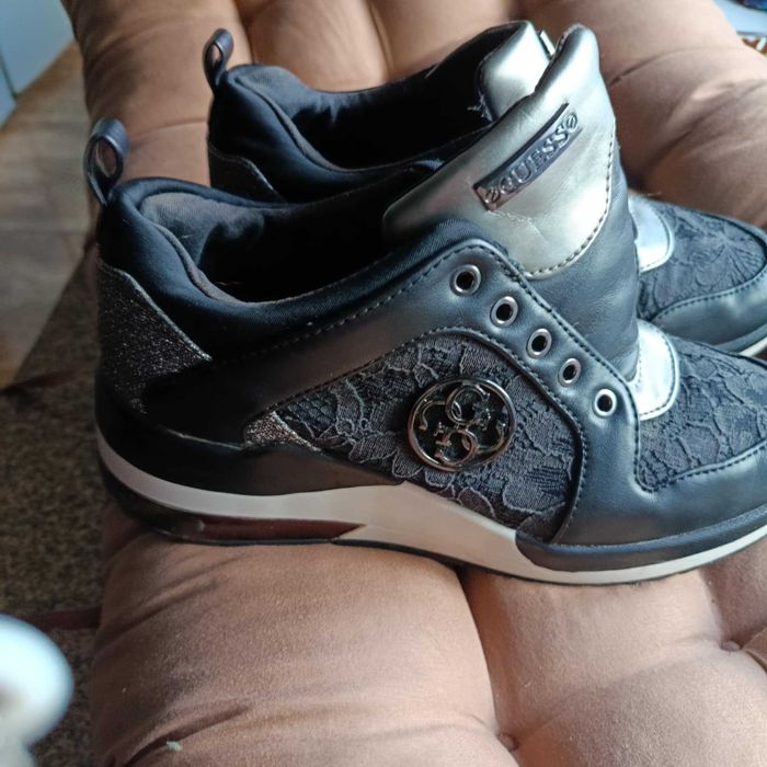 sapatilhas da GUESS, para senhora em bom estado