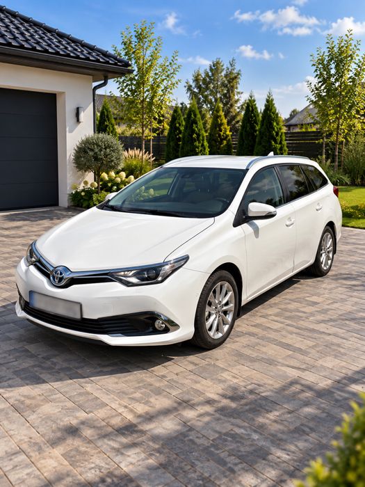 Toyota Auris 2016r hybryda 1.8 benzyna kombi biała automat super stan
