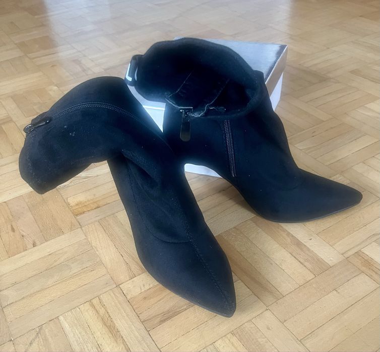 Czarne zamszowe botki na szpilce rozmiar 37