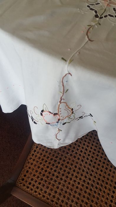Magnífica toalha de mesa bordada á mão