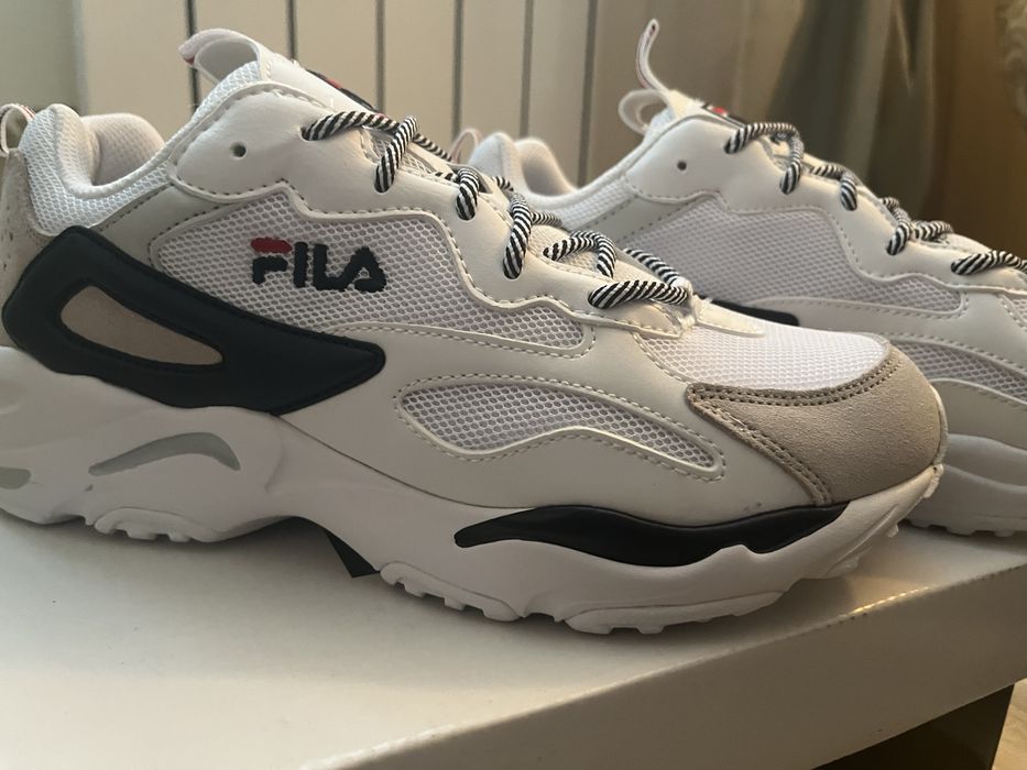 Кросівки Fila білі з темними вставками