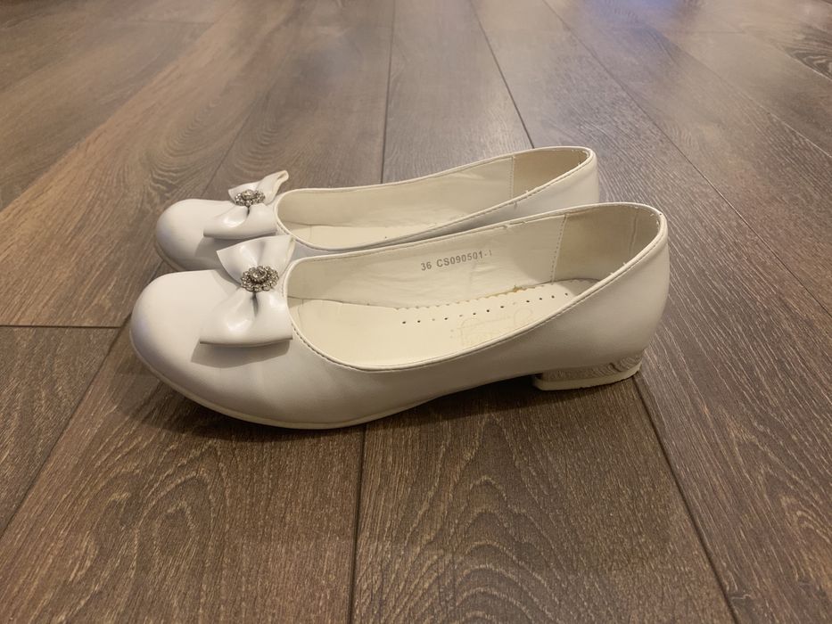 Buty komunijne dziewczęce rozmiar 36. Długość wkładki 21 cm.