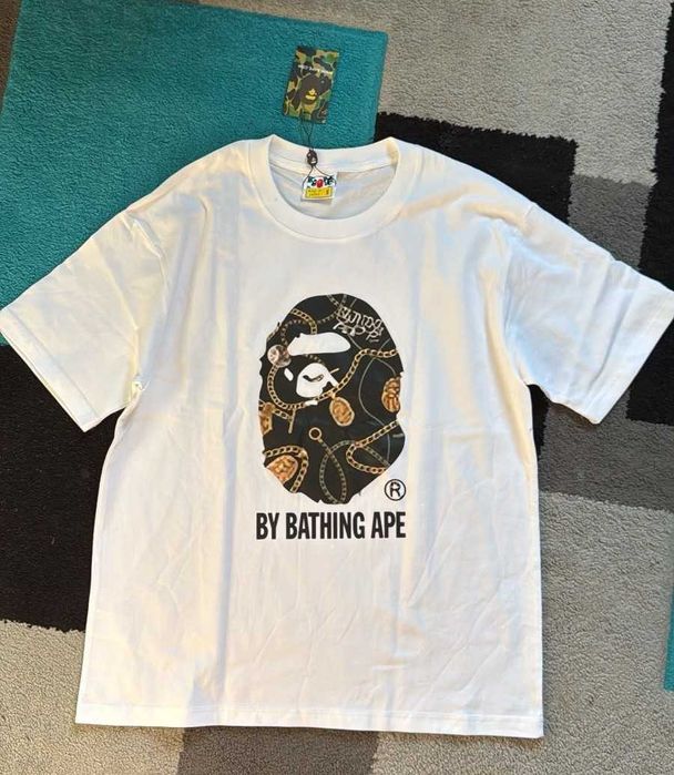 Biała koszulka marki Bape z nadrukiem