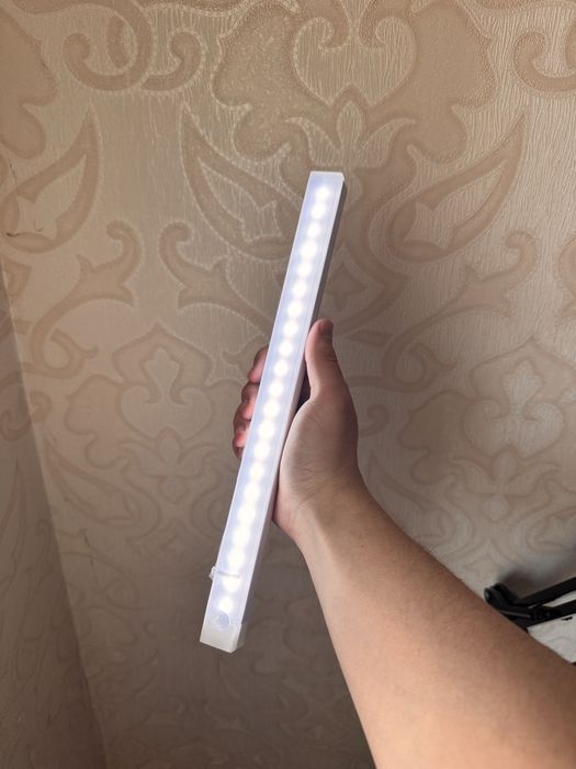 LED-лампа з датчиком руху (30 см) на акамуляторі