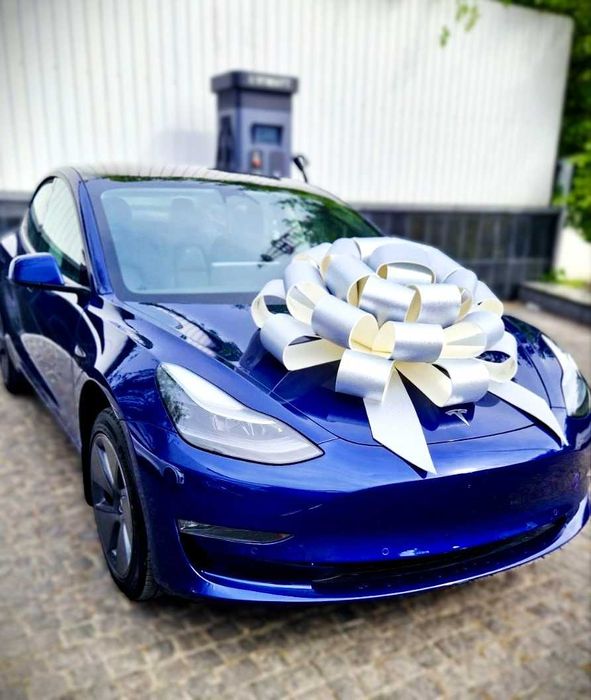 Бант на машину – акцент на Cвято