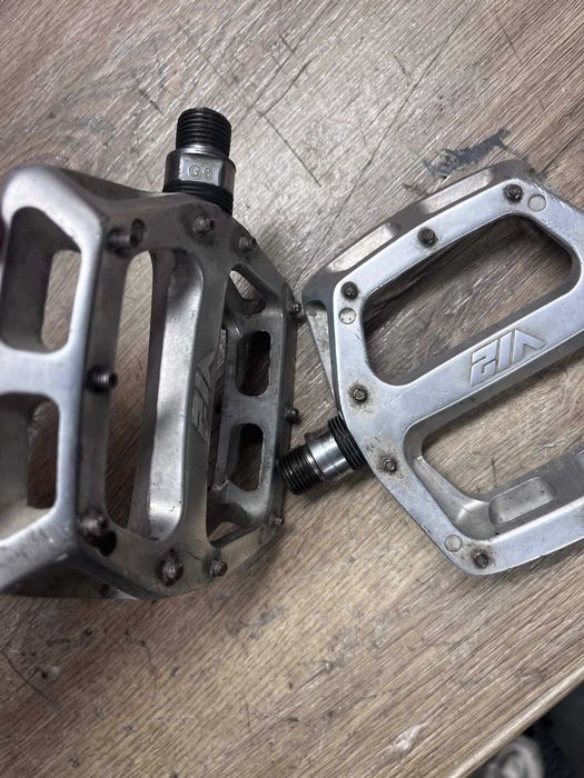 Pedały platformowe DMR V12 – srebrne