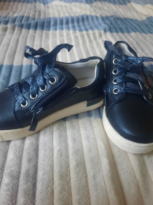 Продам кросівки на дівчинку
