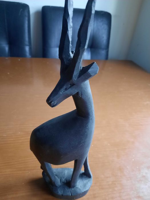 Vendo estatua de viado em madeira de pau preto