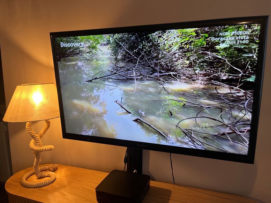 Uchwyty do tv  i polka  ścienna pod monitor