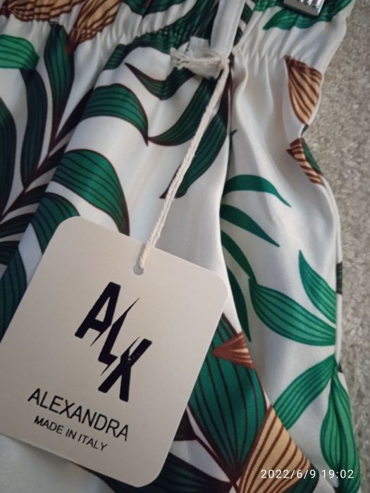 Calções floridos, em tons de verde