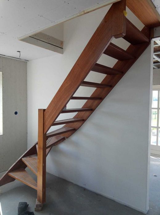 Schody z meranti z demontażu