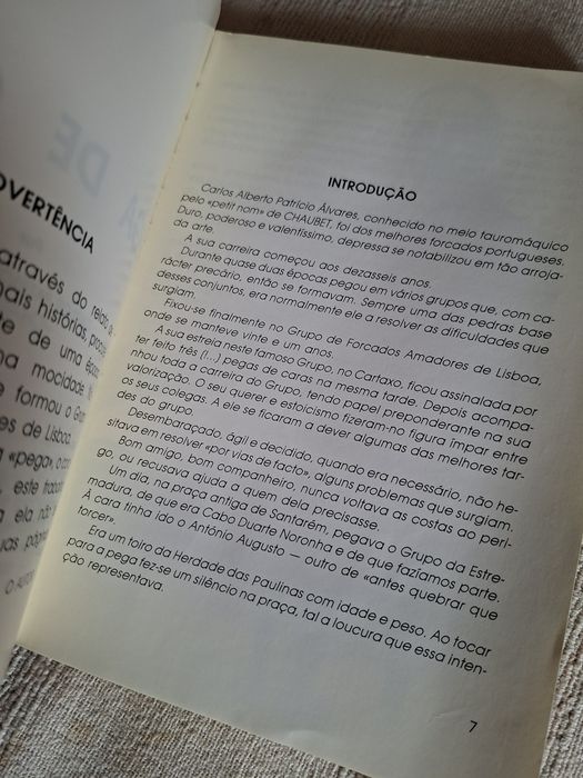 Dois livros antigos sobre Tauromaquia e oferta de 4 bilhetes antigos