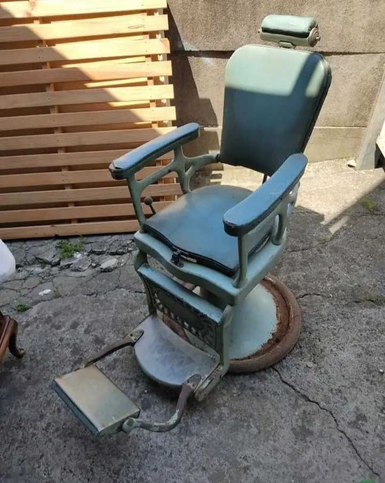Cadeira antiga restaurada com forro antigo
