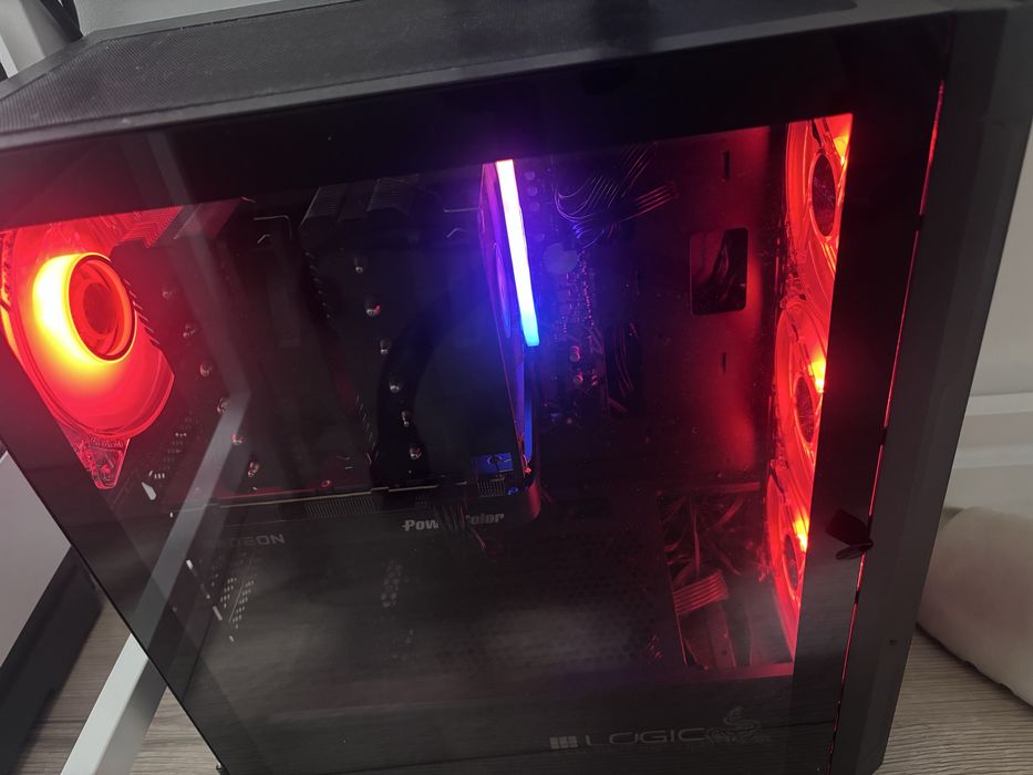 Komputer Ryzen 5 5600, radeon rx 9060xt, 16 gb ram + monitory i myszka