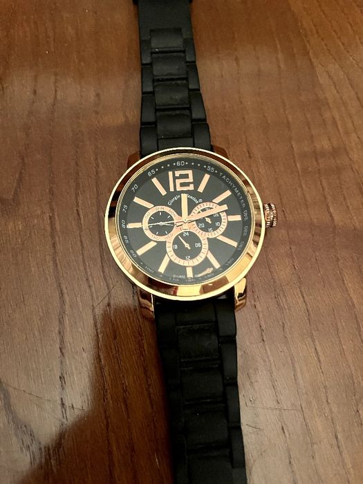 Relógio masculino preto e dourado
