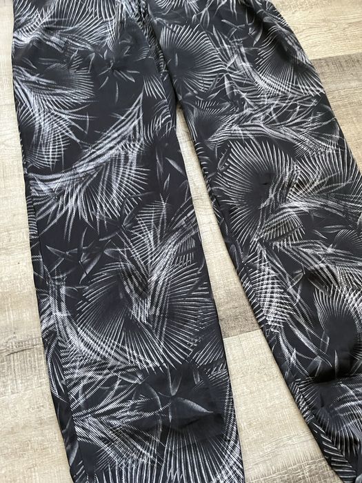 Lernie spodnie z roślinnym wzorem
