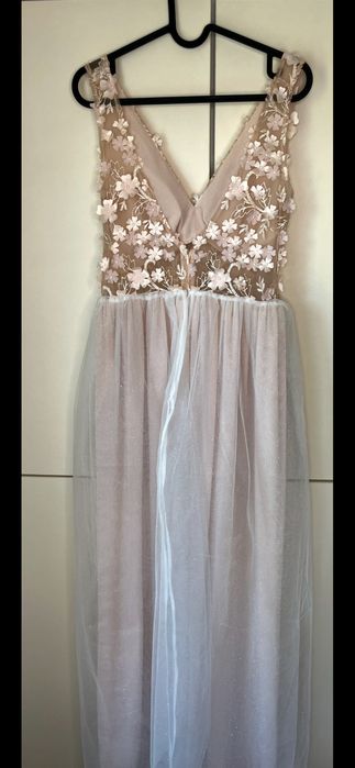 Tiulowa sukienka z kwiatami