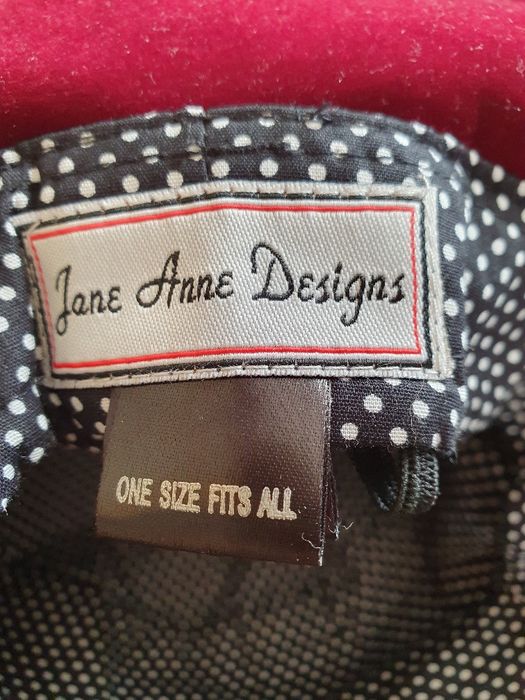 капелюх від британського бренду Jane Anne Designs.