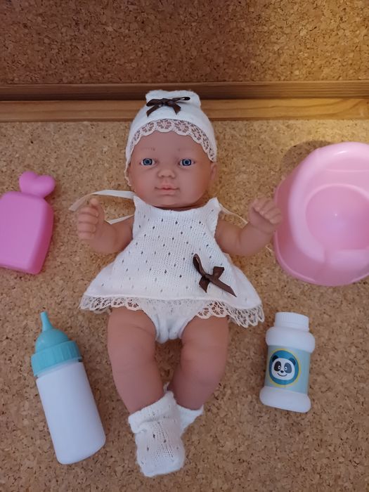 Boneca bebé com roupas e acessórios.