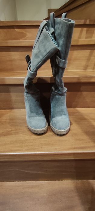 Botas de cano, em camurça